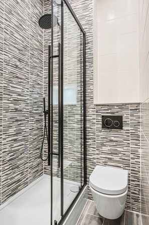 Een douche, een haardroger, handdoeken