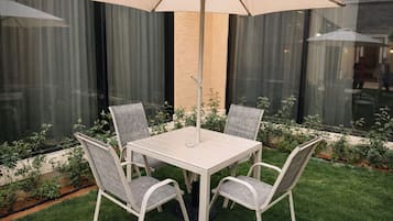 Superior-villa - udsigt til gårdsplads | Udendørs spisemuligheder