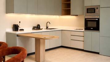 Mini-fridge, microwave, oven, stovetop