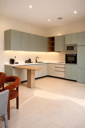 Mini-fridge, microwave, oven, stovetop - Liora Jubaila Resort (Diryah)