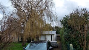 Ein Wohngebiet mit einem Haus, einem Auto und einem Garten.