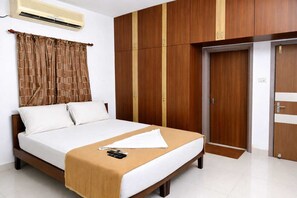 Deluxe Double Room, 1 Bedroom | Desk, laptop workspace, free WiFi - Seven Stones Stays (Chennai)