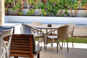 Outdoor dining - Madeley Retreat – Spacious & Comfortable Stay, 3BR home in quiet suburb (Madeley)