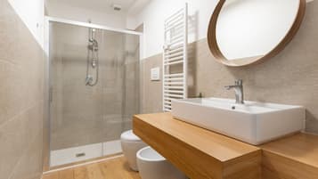 Een douche, een bidet, handdoeken