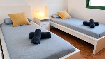 3 habitaciones, tabla de planchar con plancha, wifi y ropa de cama