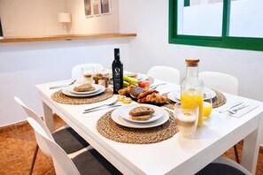 Dining - Vacation Home 'Kalendra Jable' with Mountain View, Private Terrace and Wi-Fi (Urbanización los Cocoteros)