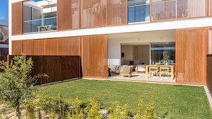 A modern two-story building with a flat roof, large windows, and a well-maintained lawn. - Burgau Sea Garden - Apartment O0 (Budens)