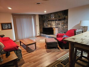 Smart TV - Beautiful 3-bedroom house with AC in delightful Tecumseh (Tecumseh)
