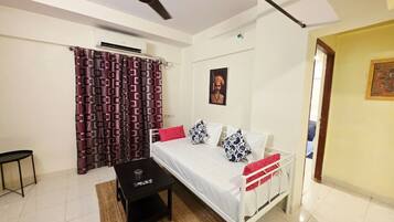 2 bedrooms, internet, bed sheets