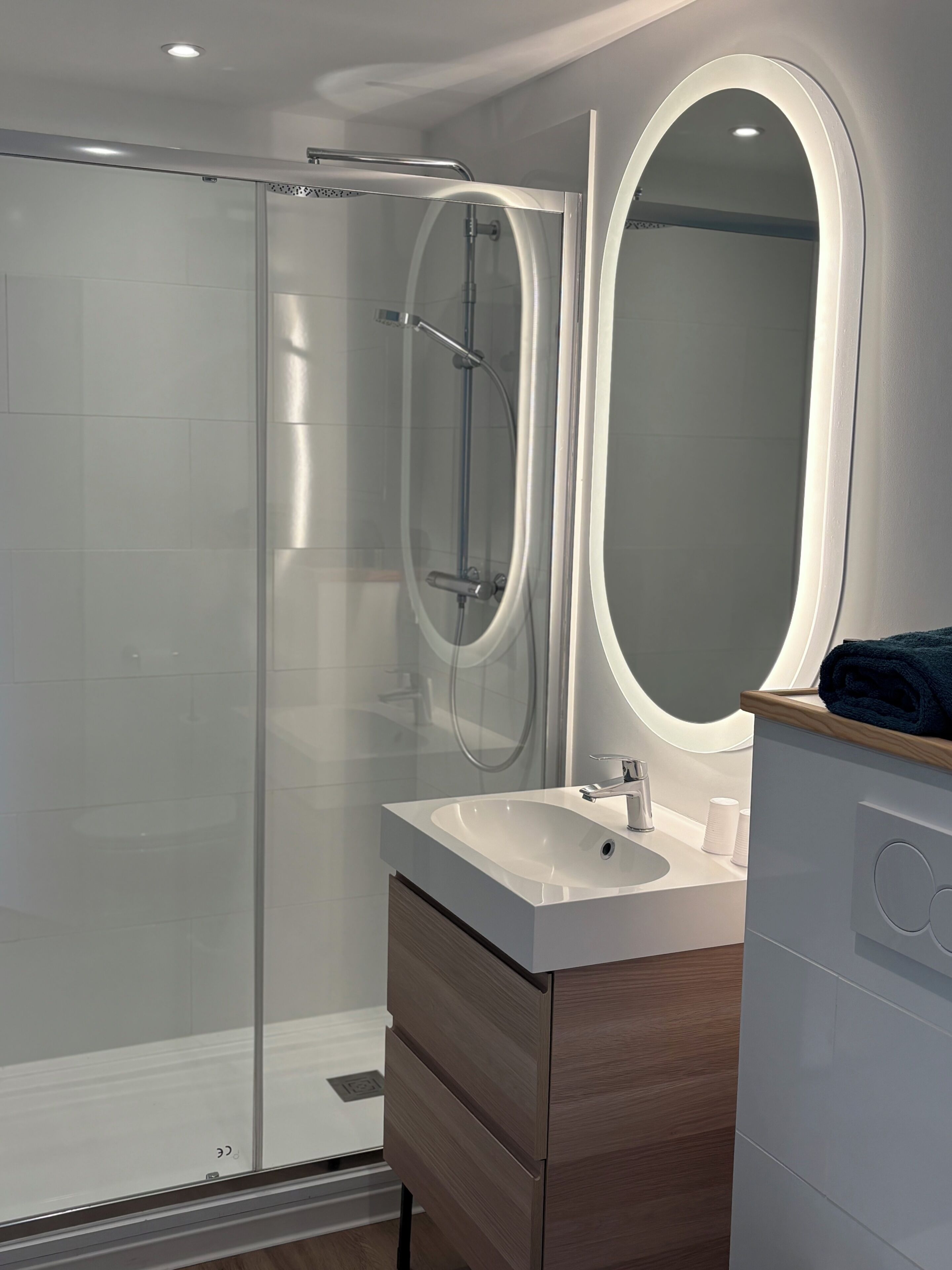 Superior tweepersoonskamer | Badkamer | Een douche, handdoeken, zeep, shampoo