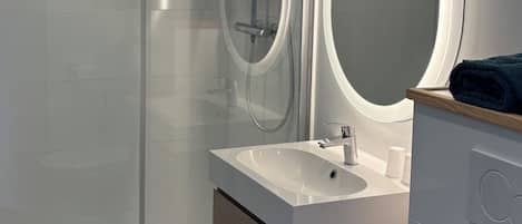 Superior Double Room | Bathroom | Shower, towels, soap, shampoo