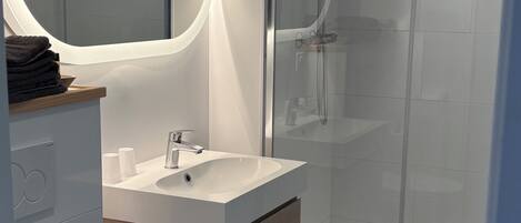 Habitación superior con 2 camas individuales | Baño | Regadera, toallas, jabón, shampoo
