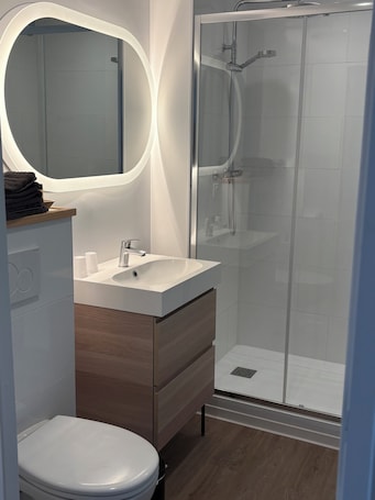 Superior Twin Room | Bathroom. Hôtel L'Escale des Hayons