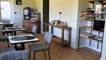 Petit déjeuner buffet servi tous les jours en supplément