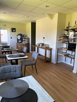 Daily buffet breakfast for a fee - Hôtel L'Escale des Hayons (Esclavelles)
