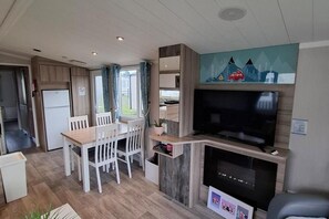 Dining - 2 Bed - Sleeps 4 - Seton Sands Park (Prestonpans)