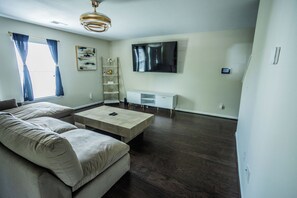 Living area - Lovely 4-bedroom house in charming Columbia, SC (Columbia)