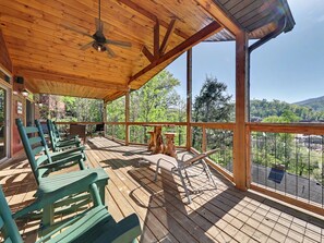 Outdoor dining - New Cabin w/view|Hot tub|Himalayan Salt Room|Walk to Downtown Gatlnburg (GATLINBURG)