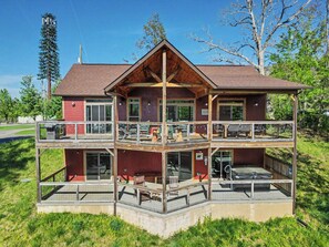 Terrace/patio - New Cabin w/view|Hot tub|Himalayan Salt Room|Walk to Downtown Gatlnburg (GATLINBURG)
