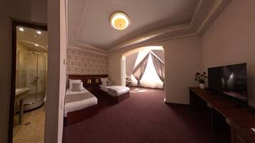 Chambre Deluxe avec lits jumeaux, vue ville | Coffres-forts dans les chambres, bureau, chambres insonorisées