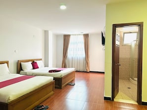 Chambre avec lits jumeaux, vue ville | Coffres-forts dans les chambres, fer et planche Ă repasser