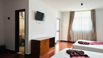 Suite estudio Confort, vista a la ciudad | Caja de seguridad en la habitación y tabla de planchar con plancha