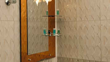 Deluxe dubbelrum eller tvÄbÀddsrum - utsikt mot staden | Badrum