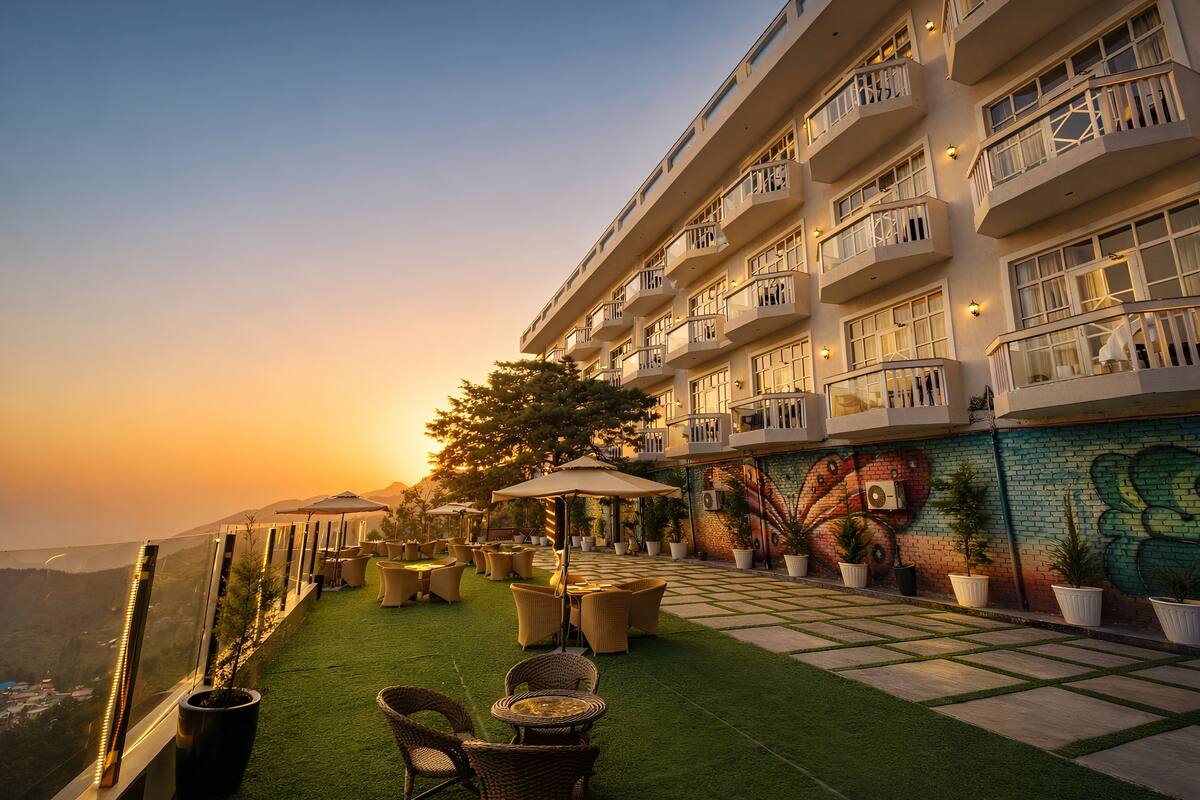 Deluxe Room, Balcony | Outdoor dining