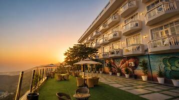 Deluxe Room, Balcony | Outdoor dining