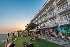 Outdoor dining - DLS HIGHLAND RESORT & SPA MUSSOORIE (Mussoorie)