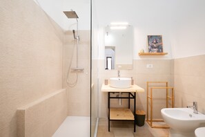 Shower, hair dryer, towels - Apartment 'L'angolo Del Teatro' with Private Terrace and Air Conditioning (Galatone)
