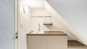 A modern bathroom with a sink, a towel rack, and a shower area. - Apartment 'L'angolo Del Teatro' with Private Terrace and Air Conditioning (Galatone)