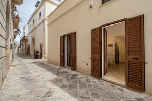 Exterior - Apartment 'L'angolo Del Teatro' with Private Terrace and Air Conditioning (Galatone)