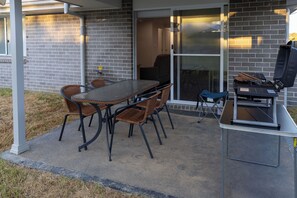 Outdoor dining - 4BR Home w/ Outdoor Dining, BBQ & Movie Room (Armidale)