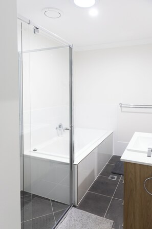 Een douche, een haardroger, handdoeken, zeep