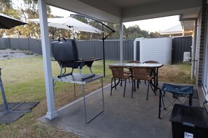 Outdoor dining - 4BR Home w/ Outdoor Dining, BBQ & Movie Room (Armidale)