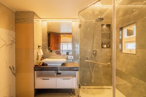 Deluxe Villa, Balcony, Garden View | Bathroom - ELIVAAS privé The Royce Orchid 4BHK (Kasauli)