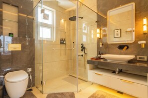 Deluxe Villa, Balcony, Garden View | Bathroom - ELIVAAS privé The Royce Orchid 4BHK (Kasauli)