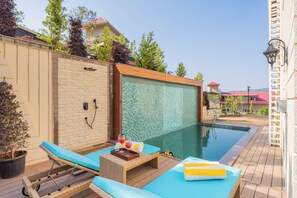 Outdoor pool - ELIVAAS privé The Royce Orchid 4BHK (Kasauli)