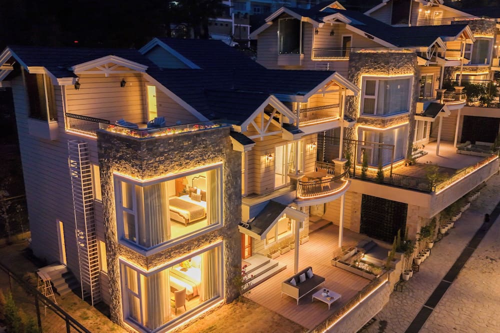 ELIVAAS privé The Royce Orchid 4BHK