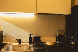 Frigorífico, microondas, horno y cafetera o tetera