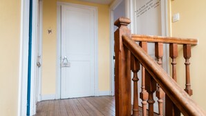 Una scala in legno con una porta bianca in cima.