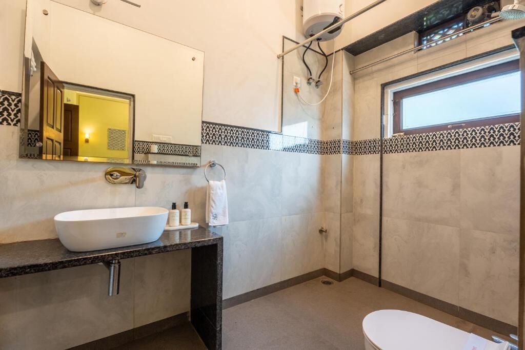 Habitación Deluxe, vistas a la ciudad | Baño | Ducha, artículos de higiene personal gratuitos y secador de pelo