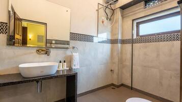 Habitación Deluxe, vistas a la ciudad | Baño | Ducha, artículos de higiene personal gratuitos y secador de pelo