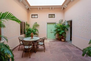 Outdoor dining - Mukam at Kanakvilas (Jaipur)