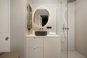 Dusche, Haartrockner, Handtücher, Shampoo