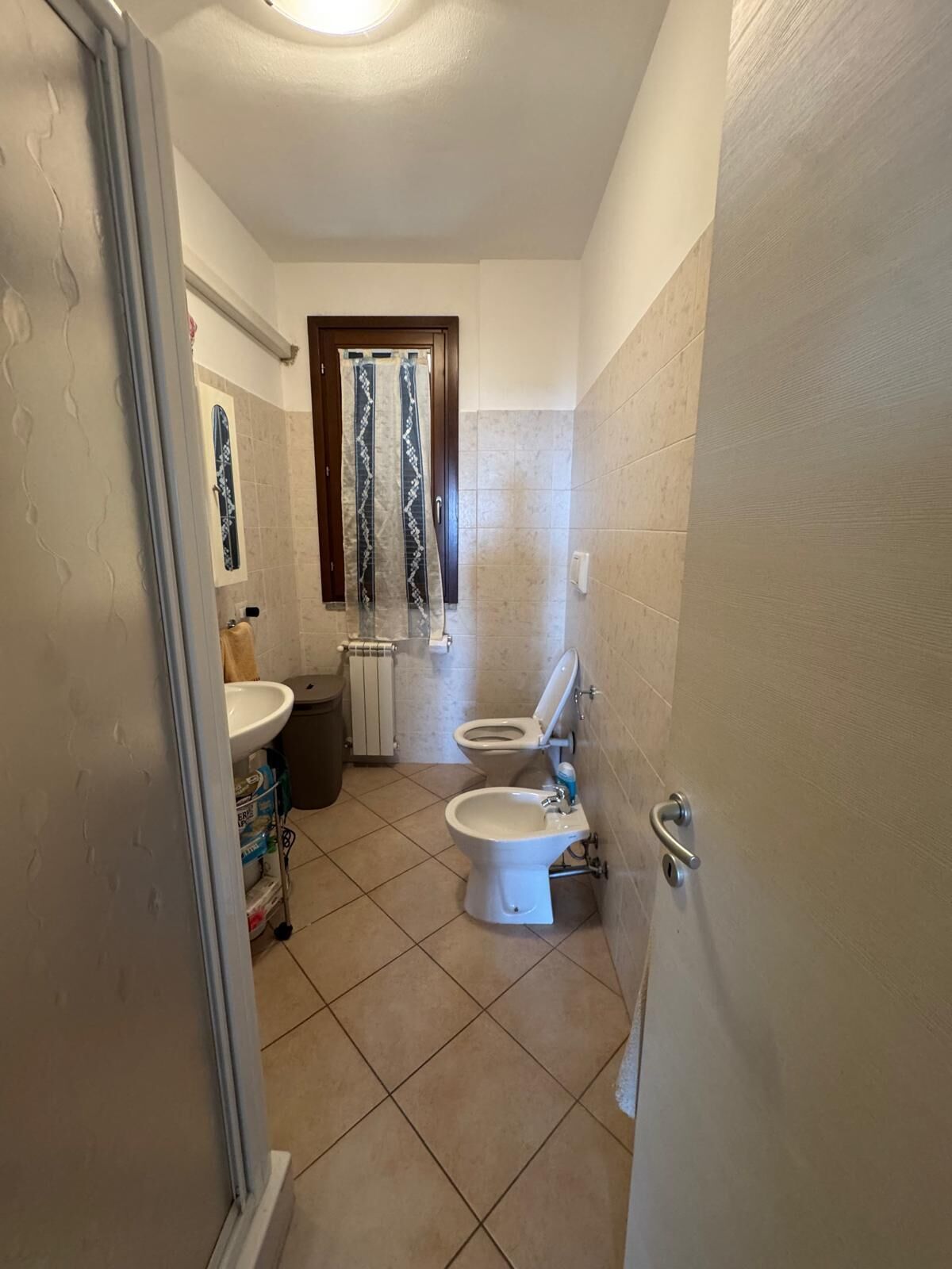 Een douche, een haardroger, handdoeken, toiletpapier