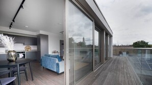 Outdoor dining - Modern 1-Bedroom Flat (CRE8) (Greater London)