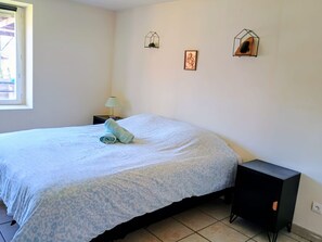 A bedroom with a bed, a nightstand with a lamp, and wall-mounted light fixtures. - La Ferme de Li vin Jardin Wifi 6pers (Lievin)