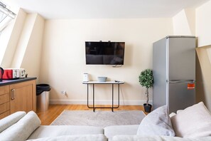 Interior - Stylish 3 Bedroom Flat (CRC) (Greater London)
